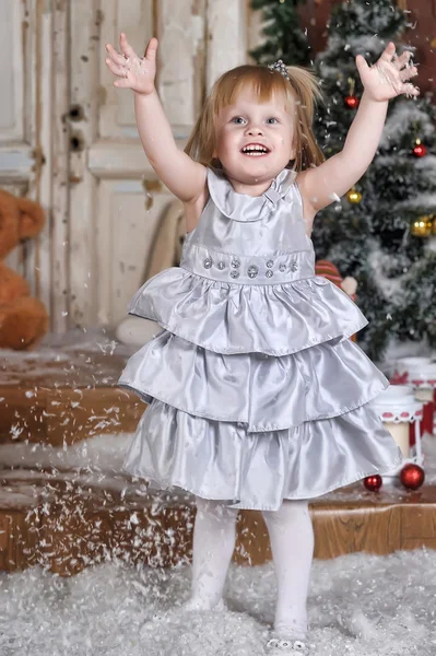 Menina perto de abeto de Natal — Fotografia de Stock