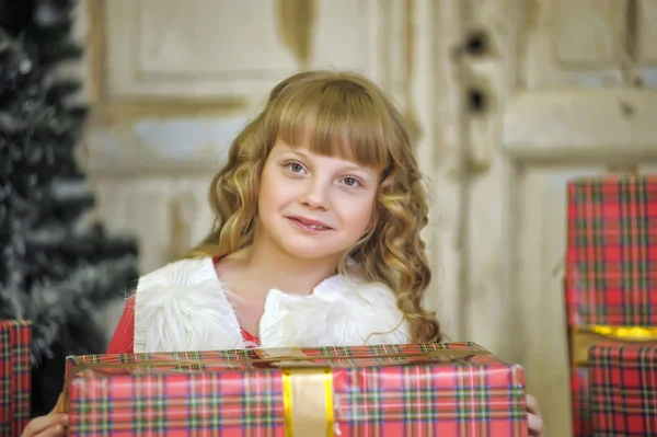 Menina com presentes — Fotografia de Stock