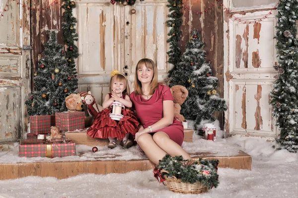 Ragazza e madre vicino alle decorazioni natalizie — Foto Stock