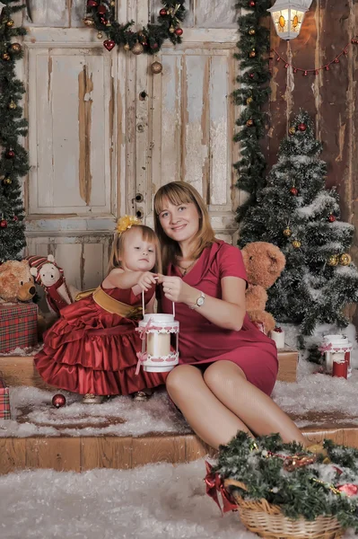 Κορίτσι και μητέρα κοντά χριστουγεννιάτικα διακοσμητικά παιχνίδια — Φωτογραφία Αρχείου