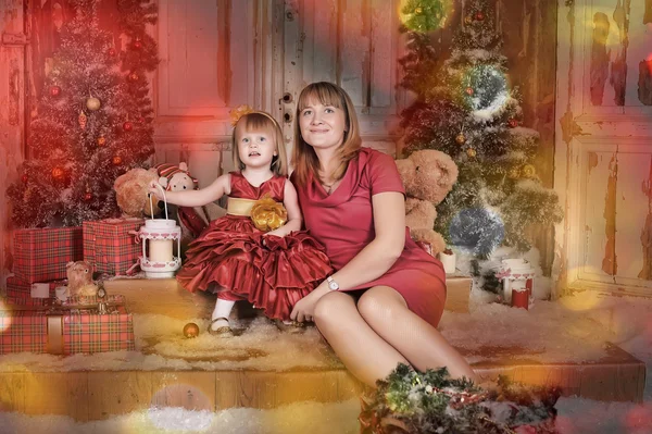 Menina e mãe perto de decorações de Natal — Fotografia de Stock