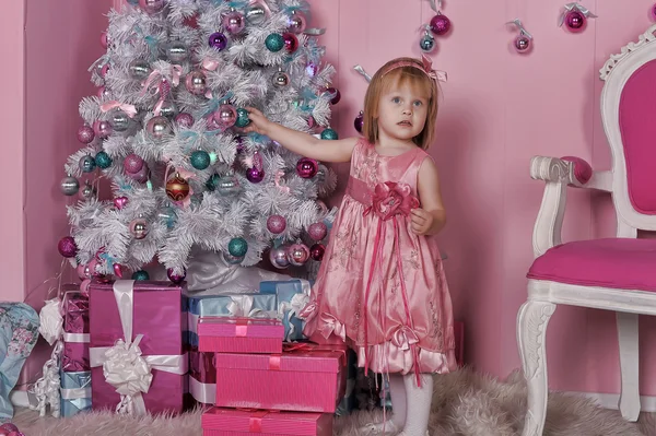 Fille près de sapin de Noël — Photo