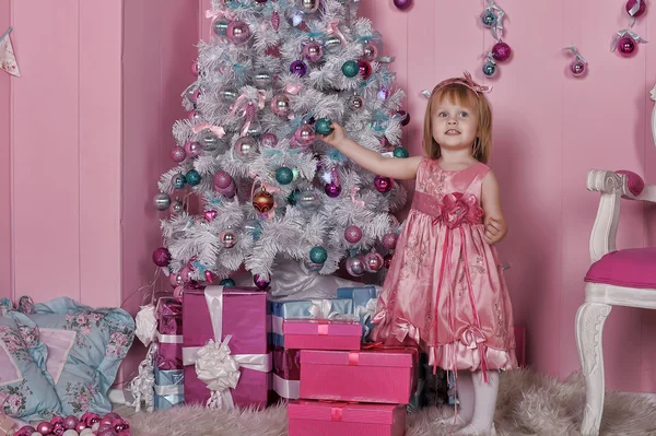 Menina perto de abeto de Natal — Fotografia de Stock