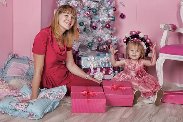 Tjej och mamma nära fir-julgran — Stockfoto