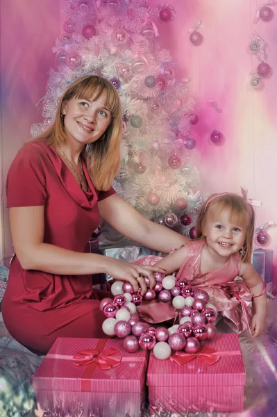 Κορίτσι και μητέρα κοντά χριστουγεννιάτικο έλατο — Φωτογραφία Αρχείου