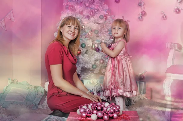 Meisje en moeder in de buurt van Spar-kerstboom — Stockfoto