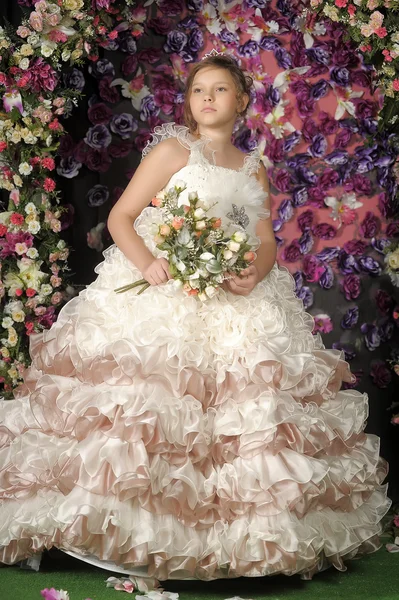 Prinsessan med blommor — Stockfoto