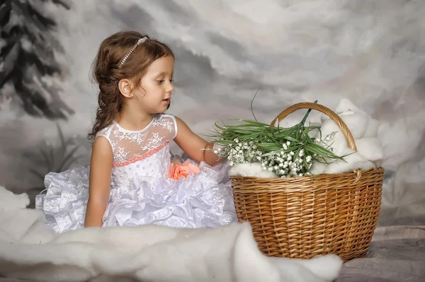 Девушка с лилиями Мэй — стоковое фото