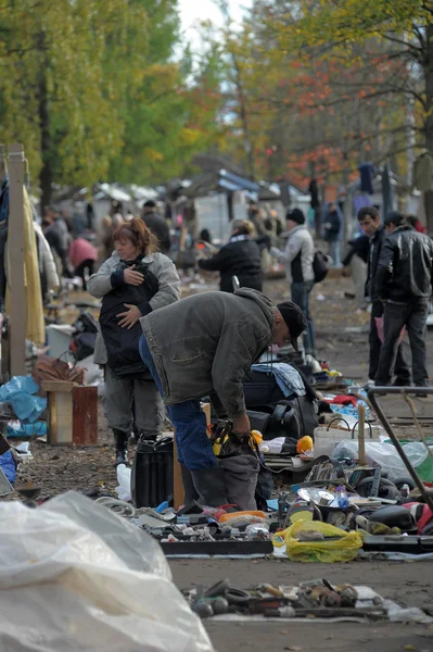 Άνθρωποι σε υπαίθρια αγορά — Φωτογραφία Αρχείου