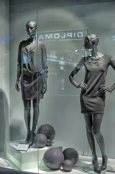 Window with mannequins — Stock Photo, Image