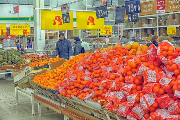 Owoce w supermarkecie — Zdjęcie stockowe