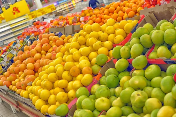 在一家超市的水果 — 图库照片