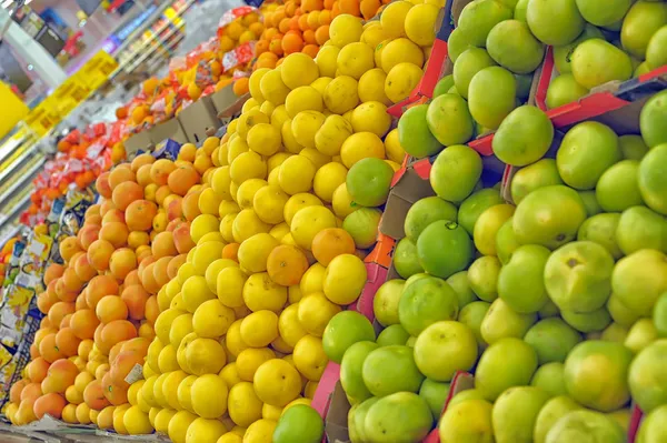 在一家超市的水果 — 图库照片