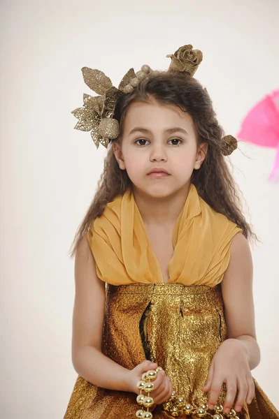 Menina em um ouro — Fotografia de Stock