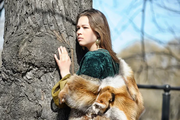 Woman in medieval dress and fox fur — Stock Photo, Image