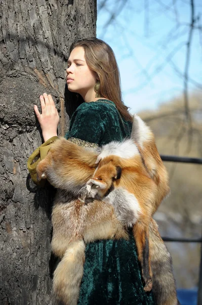 Γυναίκα γούνας μεσαιωνικό φόρεμα και αλεπού — Φωτογραφία Αρχείου