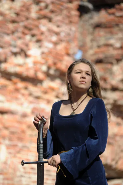 Młoda dziewczyna w średniowiecznym stroju mieczem — Zdjęcie stockowe