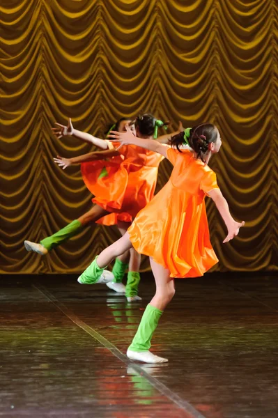 Girls dancing — Zdjęcie stockowe