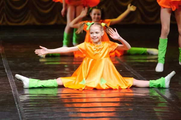 Girls dancing — Stock Photo, Image