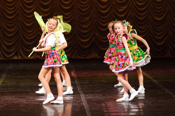 Crianças dançando no palco — Fotografia de Stock