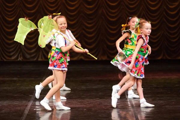 Children dancing on stage — Stock Photo, Image