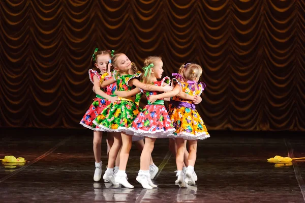 Children dancing on stage — Stock Photo, Image