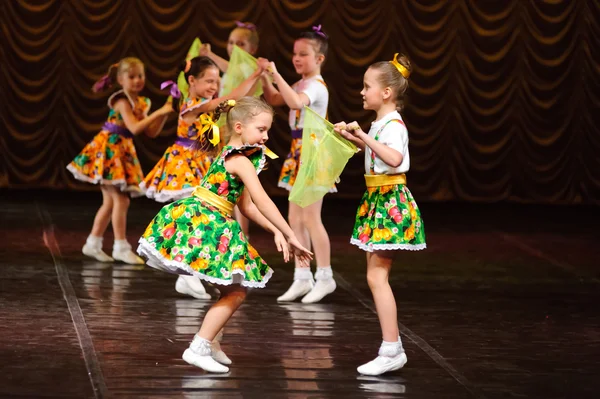Meisjes dansen — Stockfoto