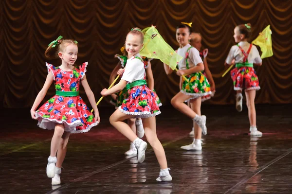Meisjes dansen — Stockfoto