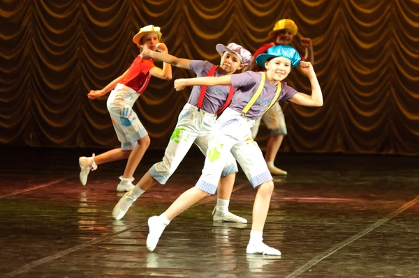 Children dancing on stage — Stock Photo, Image