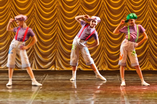 Children dancing on stage — Stock Photo, Image