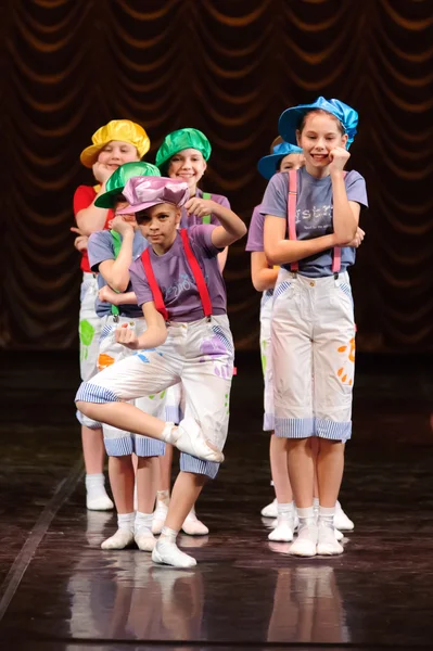 Children dancing on stage — Stock Photo, Image