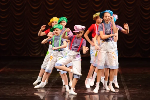 Niños bailando en el escenario — Foto de Stock