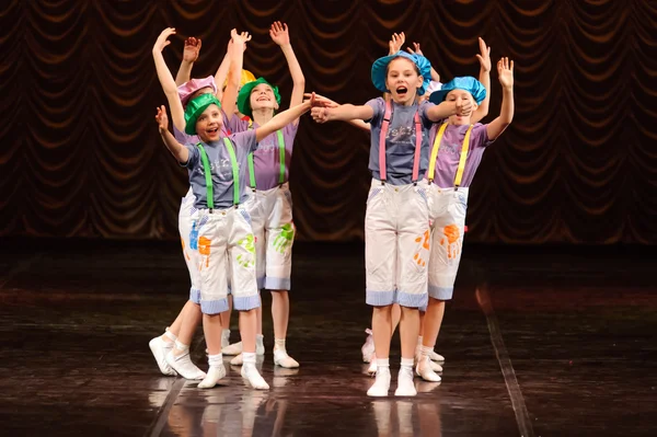 Niños bailando en el escenario — Foto de Stock