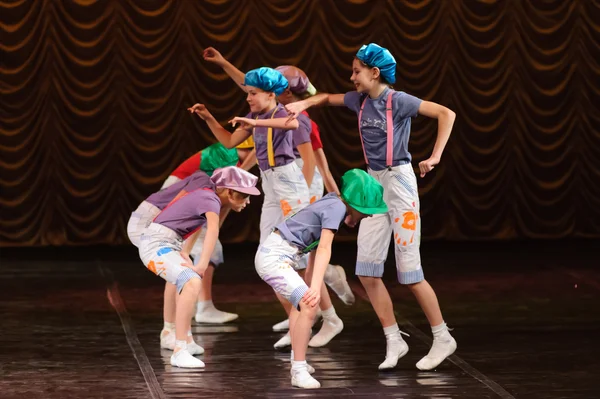 Enfants dansant sur scène — Photo