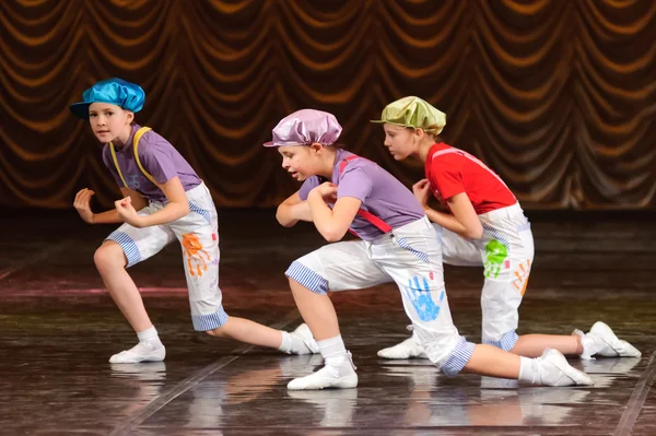 Children dancing on stage — Stock Photo, Image