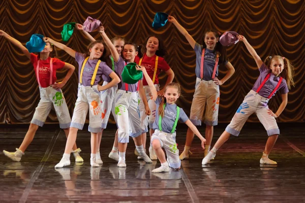 Children dancing on stage — Stock Photo, Image