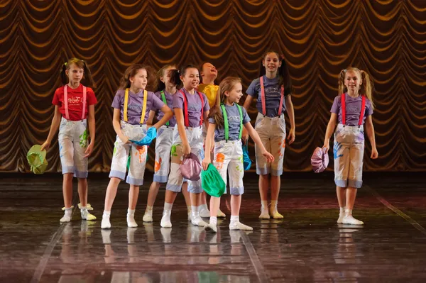 Children dancing on stage — Stock Photo, Image