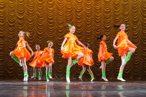 Children dancing on stage — Stock Photo, Image