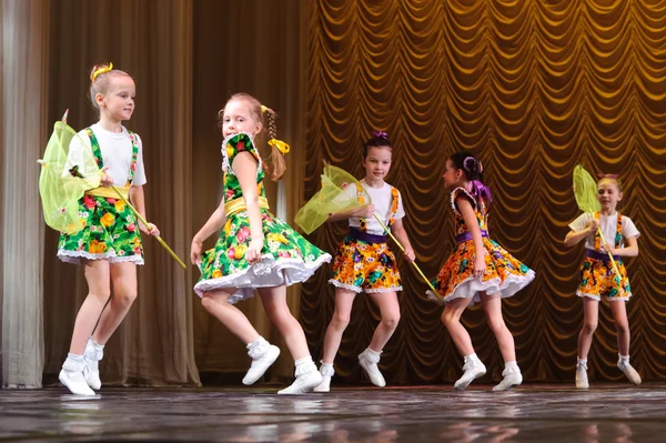 Children dancing on stage — Stock Photo, Image