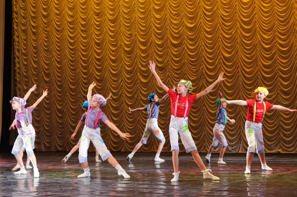 Enfants dansant sur scène — Photo