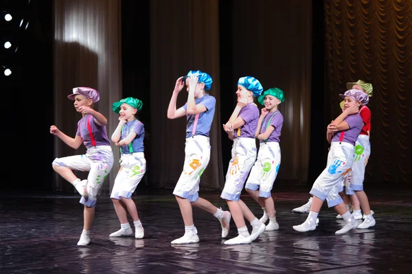 Дети танцуют на сцене — стоковое фото