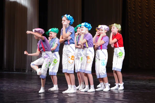 Anak-anak menari di panggung — Stok Foto