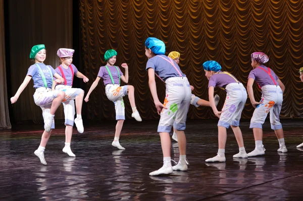 Children dancing on stage — Stock Photo, Image