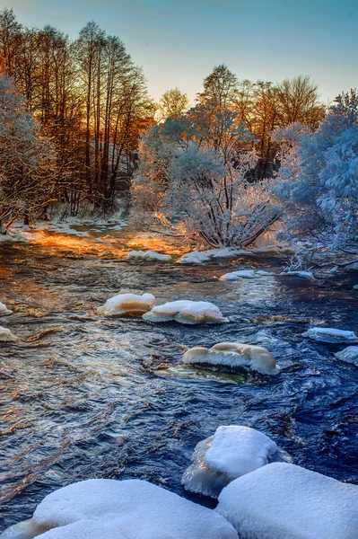 Vintern river på sunrise — Stockfoto