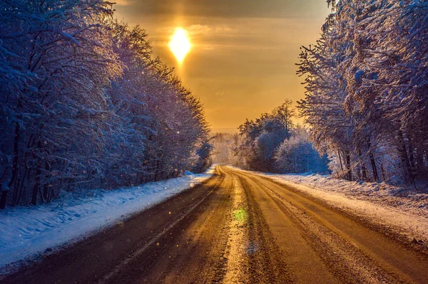 Зимняя дорога на закате — стоковое фото