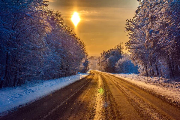 Camino de invierno al atardecer —  Fotos de Stock