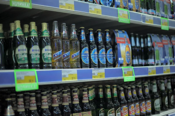 Planken met bier — Stockfoto