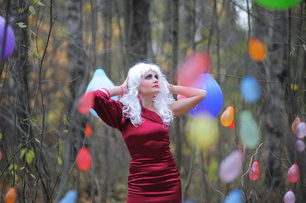 Vacker ung kvinna i bilden av häxan i skogen på halloween. — Stockfoto