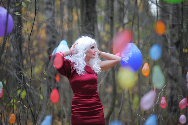 Hermosa joven en la imagen de la bruja en el bosque en Halloween . — Foto de Stock