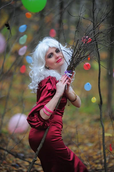 Bella giovane donna a immagine della strega nel bosco su Halloween . — Foto Stock